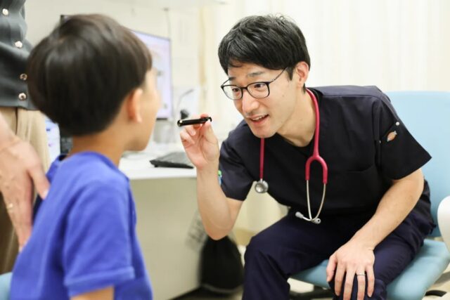 医師がお子さまに話しかける様子