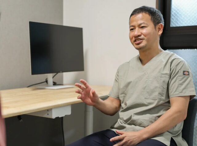 医師が身振りを交えて説明する様子