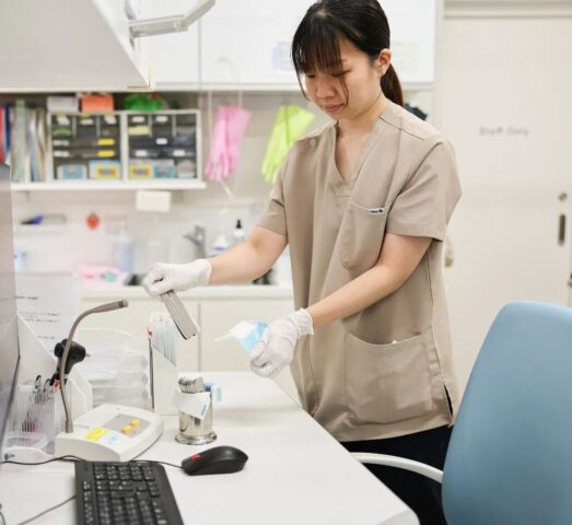 診察室で検査の準備をする看護師