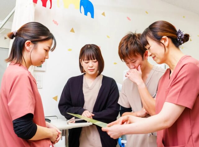 スタッフが資料を見ながら相談する様子